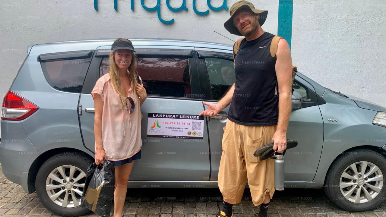 从汉班托塔海港出发，乘坐瓦拉维河游船进行丛林探险之旅