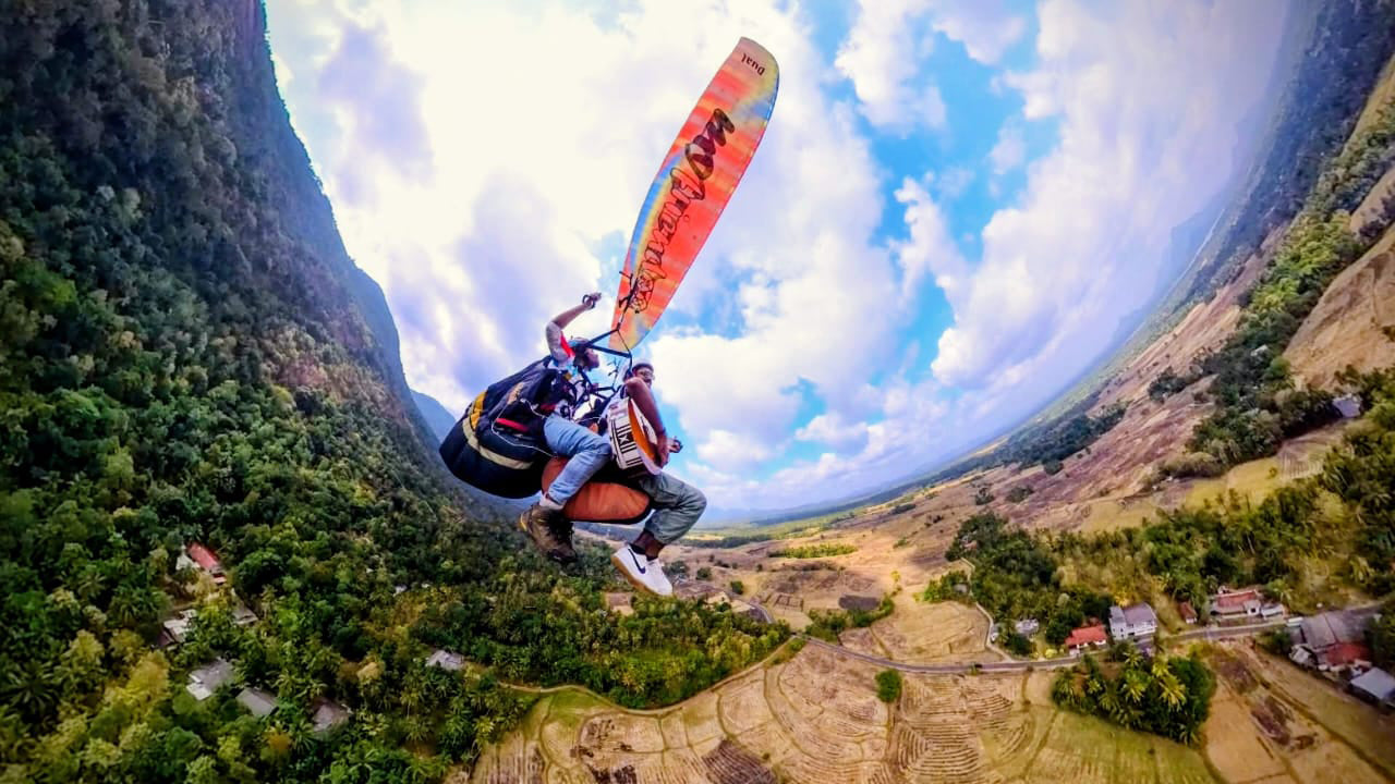 从库鲁内格勒乘坐滑翔伞